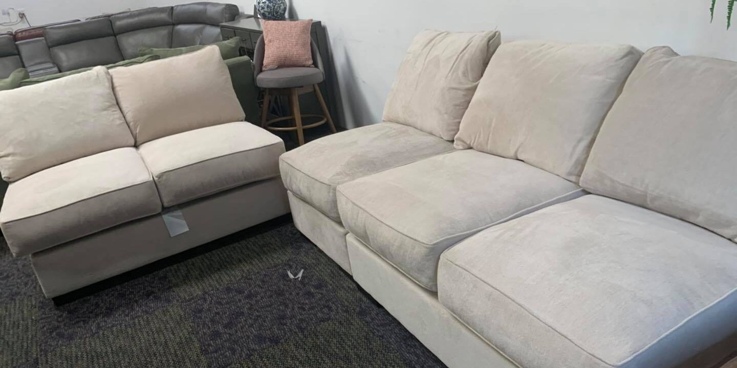 Cachet Linen sofá and loveseat $299