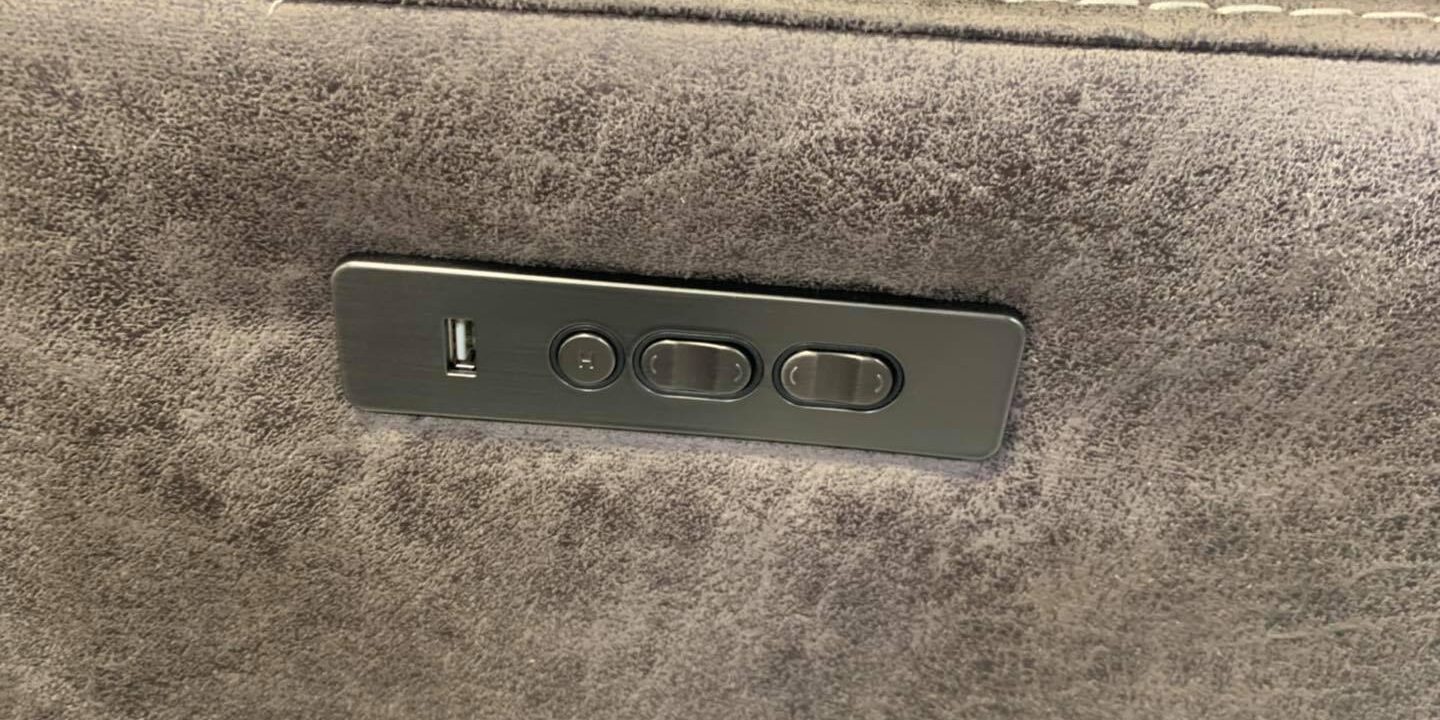 Bryer sofá With 2 power recliners and USB ports 91”x38” 899